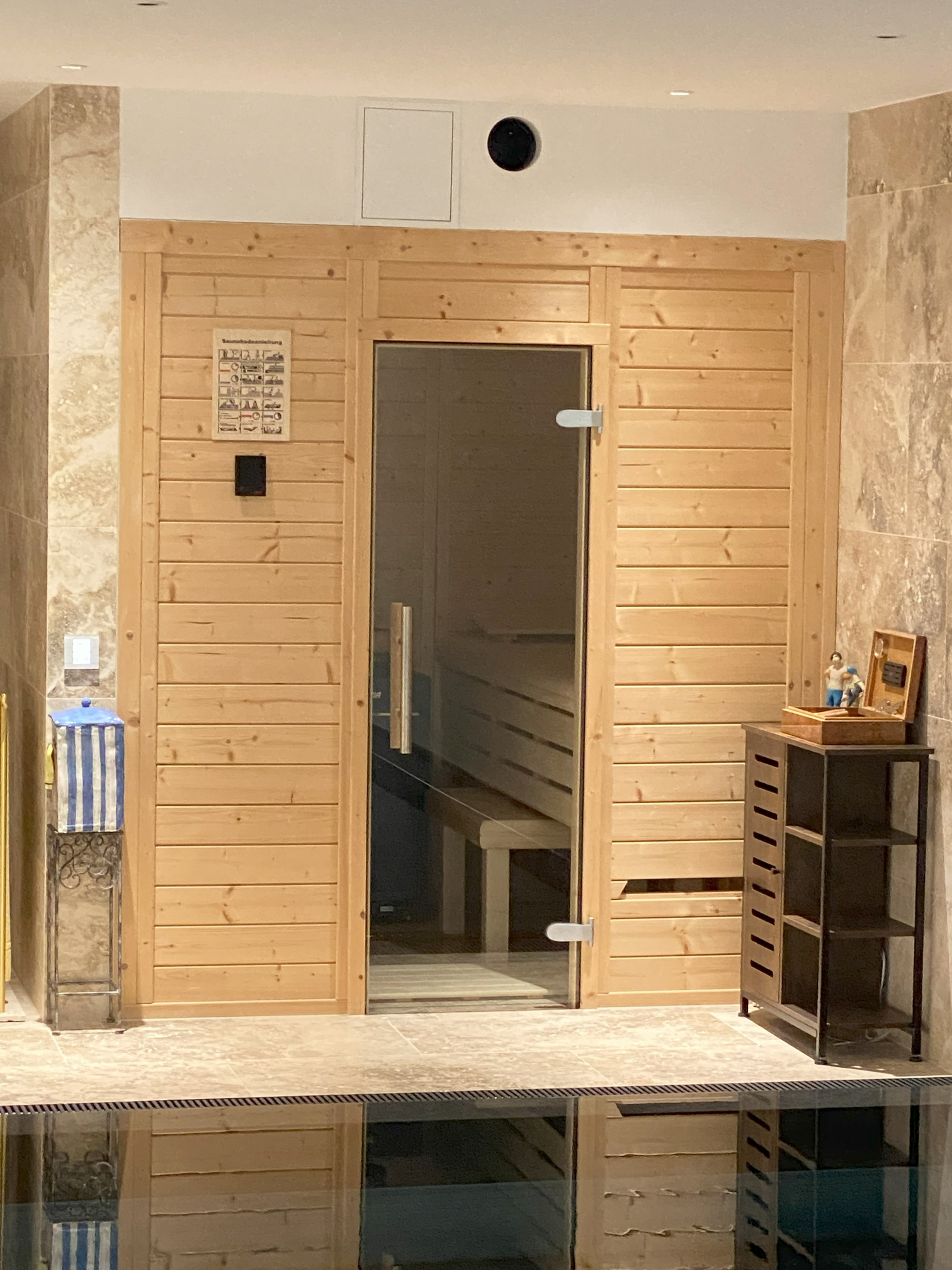 Hallenschwimmbad mit Biosauna, Dampfbad und Dusche.