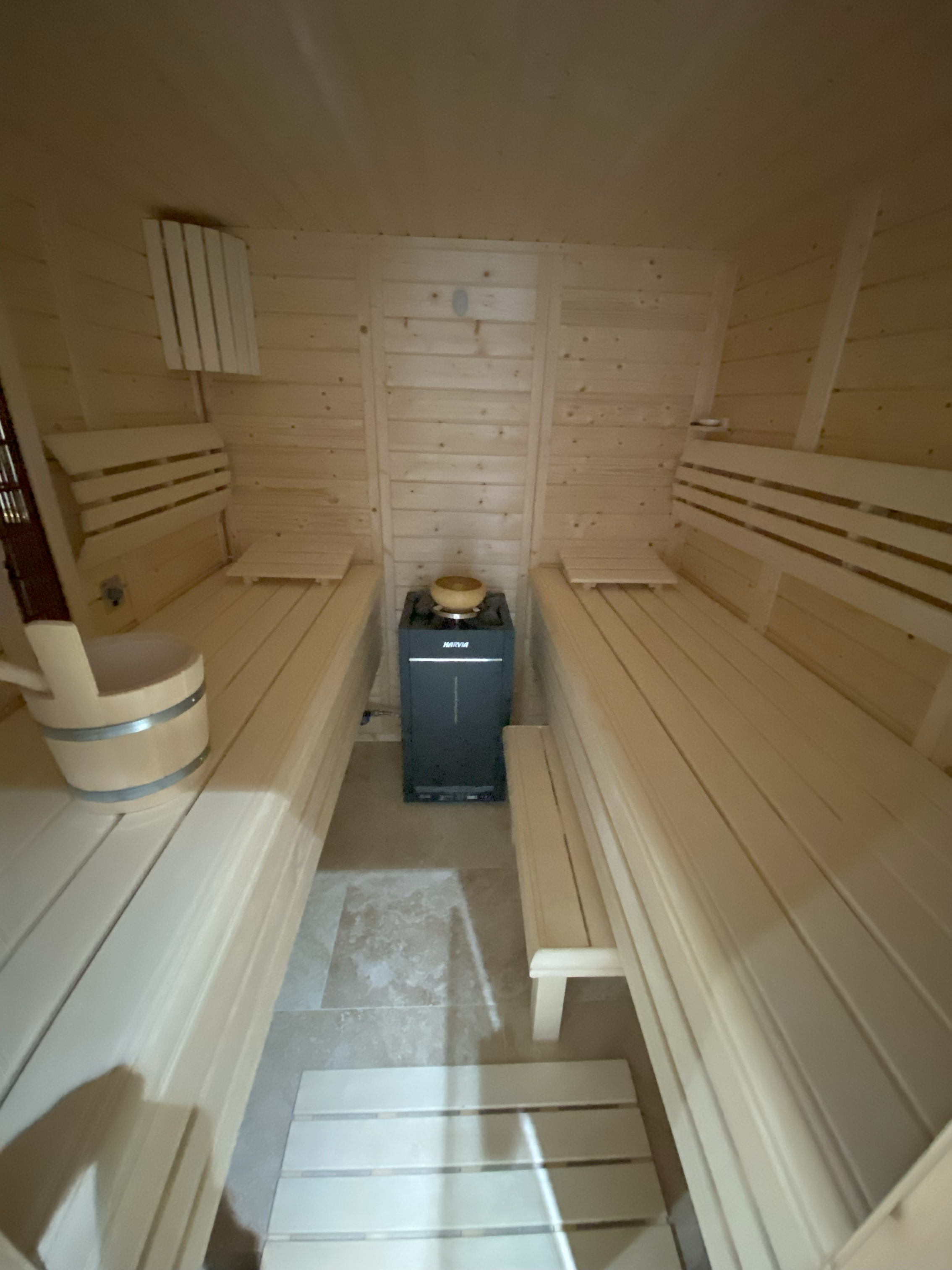 Hallenschwimmbad mit Biosauna, Dampfbad und Dusche.
