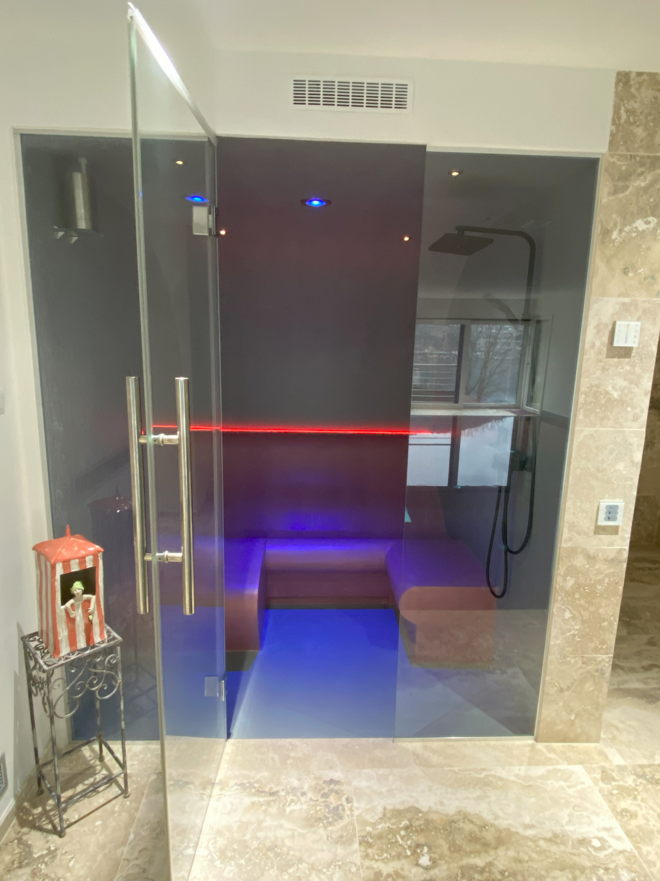 Hallenschwimmbad mit Biosauna, Dampfbad und Dusche.
