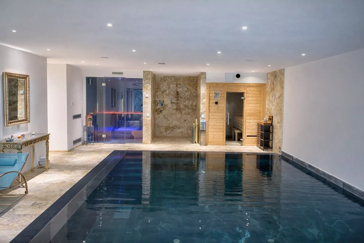 Hallenschwimmbad mit Biosauna, Dampfbad und Dusche.