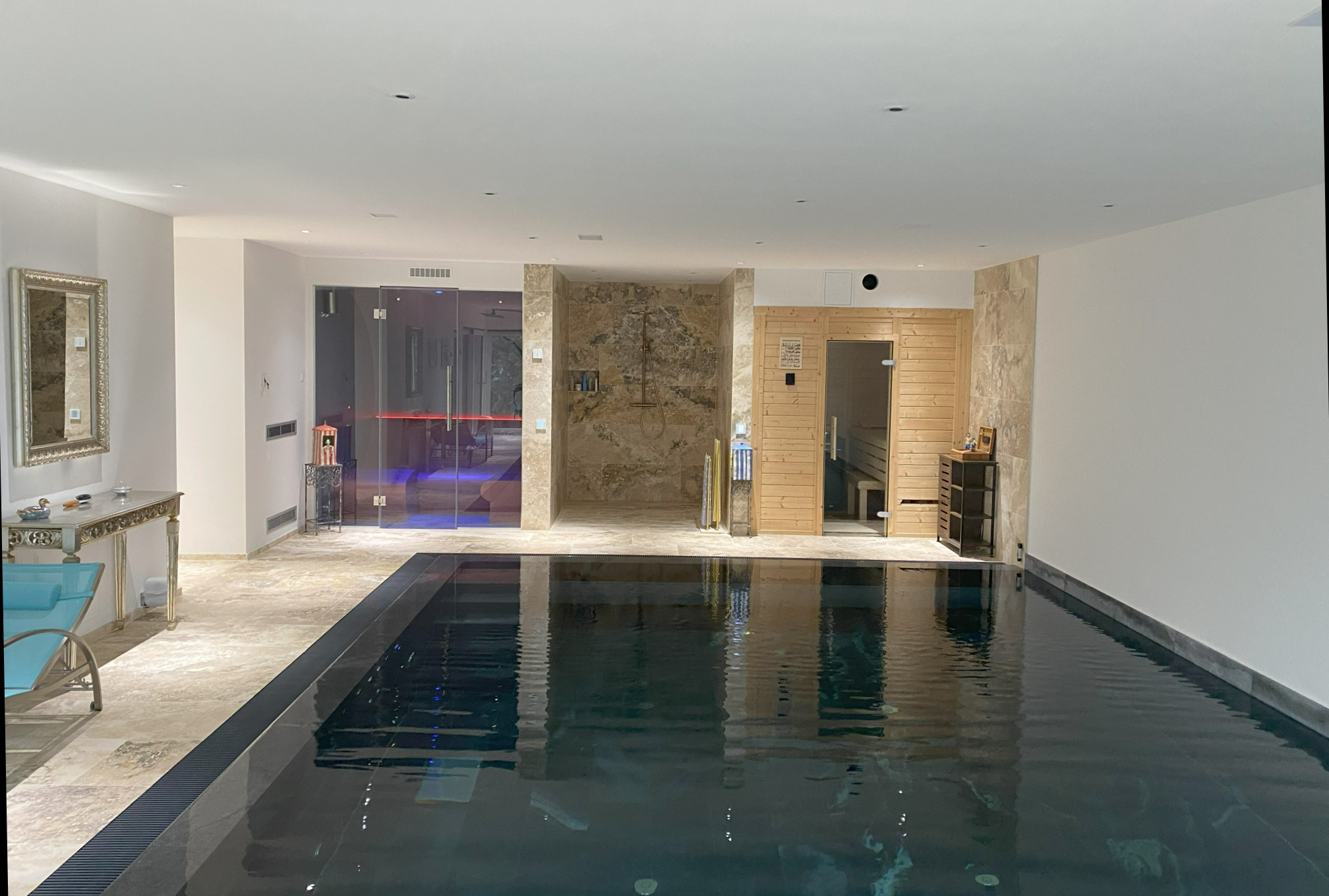Hallenschwimmbad mit Biosauna, Dampfbad und Dusche.