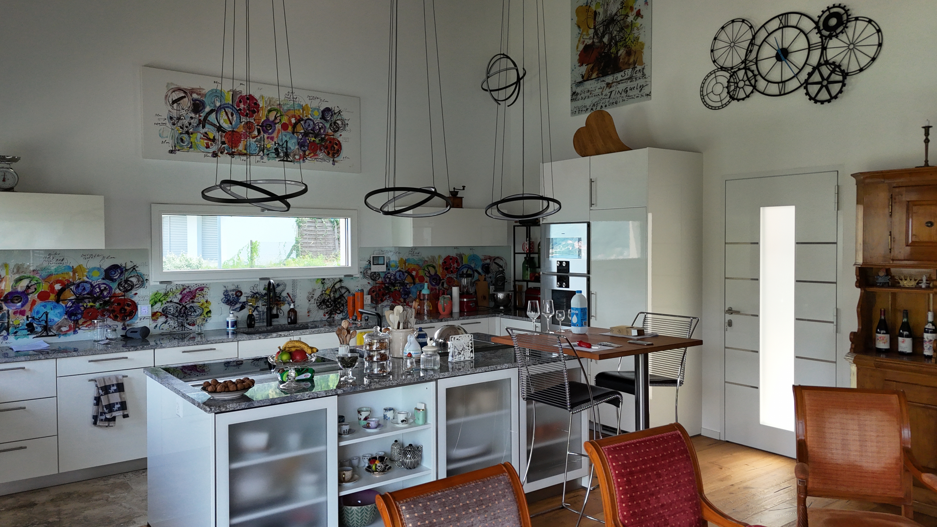 Gallerie Wohnen Essen und Kochen Top Moderne Küche mit den aktuelsten geräten die es gibt, wie Gaggenau, Teppanyaki, Quooker, Weinkühler, automatische Lüftung mit Lift versenkt und aussenabluft, separatem Gefrierschrank, Brotschublade grosse Insel zum Kochen und lässt keine Wünsche übrig Gallerie Wohnen Essen und Kochen Top Moderne Küche mit den aktuelsten geräten die es gibt, wie Gaggenau, Teppanyaki, Quooker, Weinkühler, automatische Lüftung mit Lift versenkt und aussenabluft, separatem Gefrierschrank, Brotschublade grosse Insel zum Kochen und lässt keine Wünsche übrig